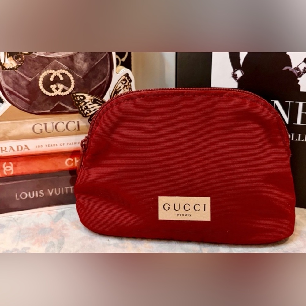 NIP GUCCI BEAUTY MERLOT POUCH. Holds your necessities while protecting your bag - Picture 2 of 7